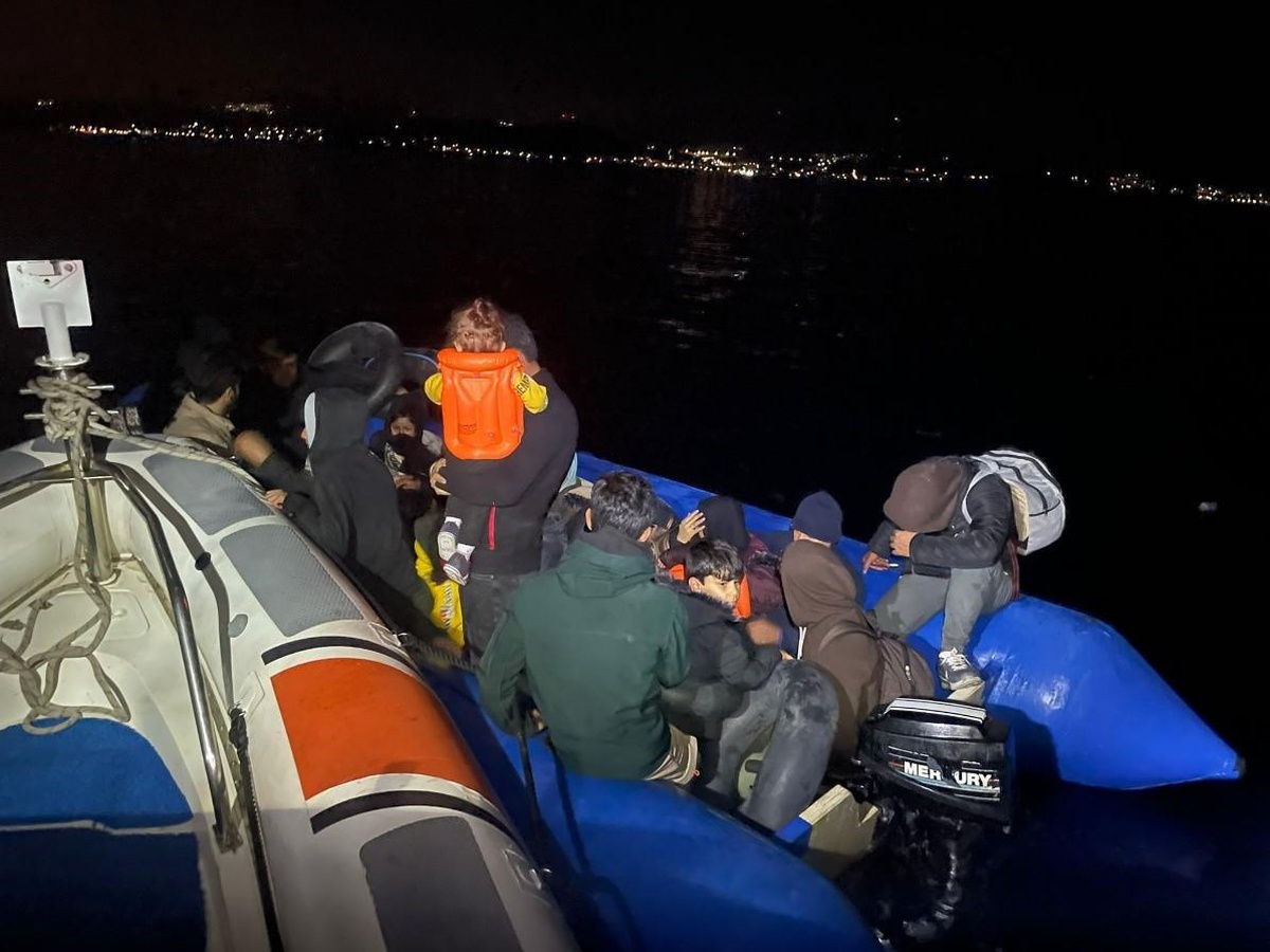 İzmir açıklarında 75 düzensiz göçmen yakalandı