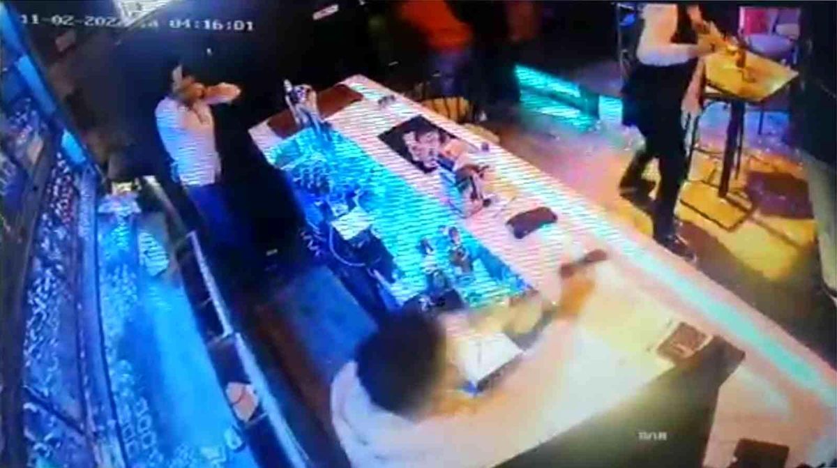 İzmir\'de gece kulübünde silahlı kavga dehşeti