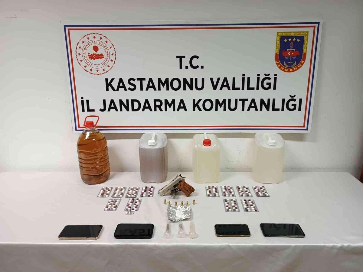 Kastamonu\'da bir sosyal tesise uyuşturucu operasyonu: 3 gözaltı