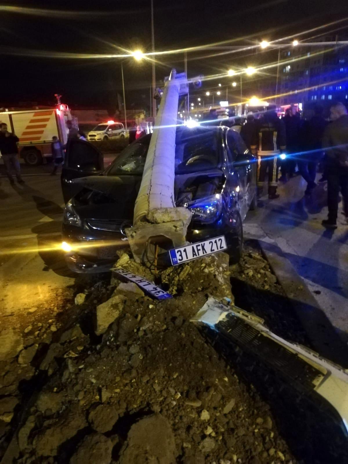 Kazaya karışan otomobil güvenlik kamerası direğine çarparak durabildi: 2 yaralı