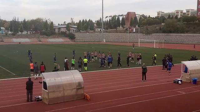 Kırmızı kart gören oyuncu 3 dakika daha sahada top oynadı Kırmızı kart gören oyuncu 3 dakika daha sahada top oynadı