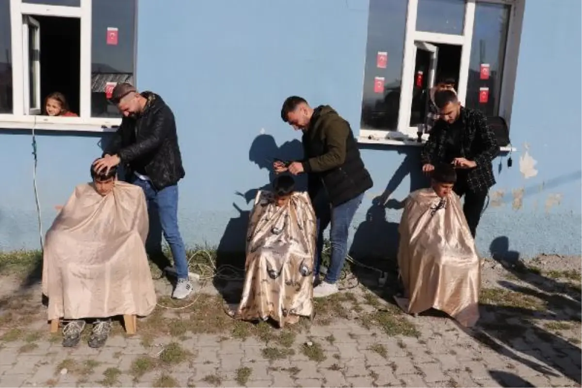 KÖY KÖY GEZİP ÇOCUKLARI TIRAŞ ETTİLER, OYUNCAK DAĞITTILAR