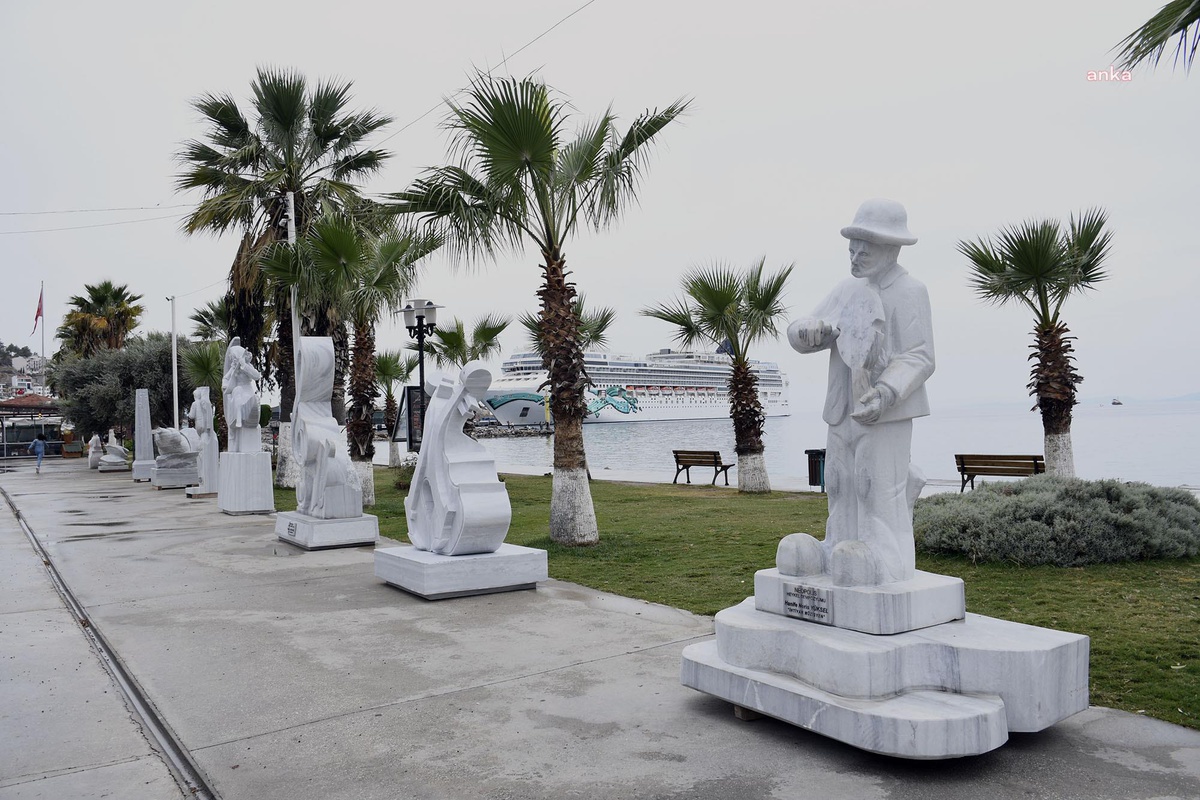 Kuşadası Sahilini "Müzik" Temalı Heykeller Süslüyor