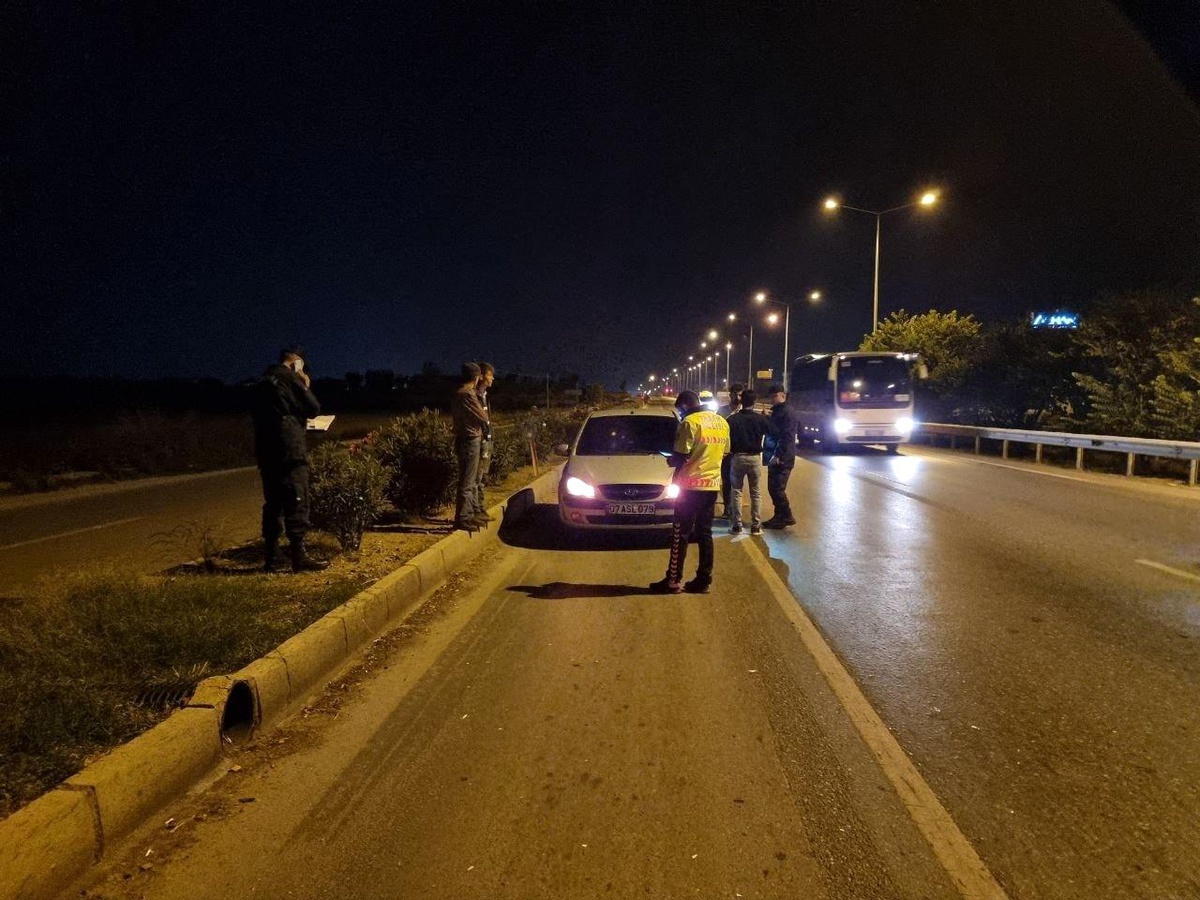Manavgat\'ta alkollü otomobil sürücüsü alkollü yayaya çarptı