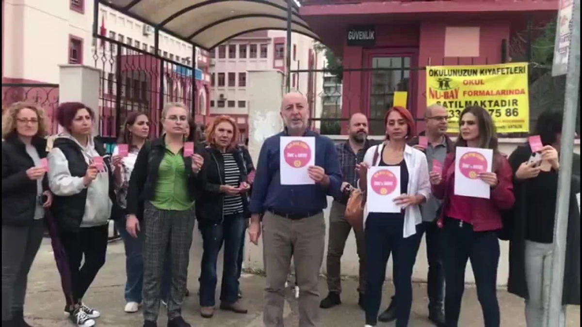 Öğretmenlik Meslek Kanunu\'nun İptali İçin Öğretmenlerden Kırmızı Kartlı Protesto