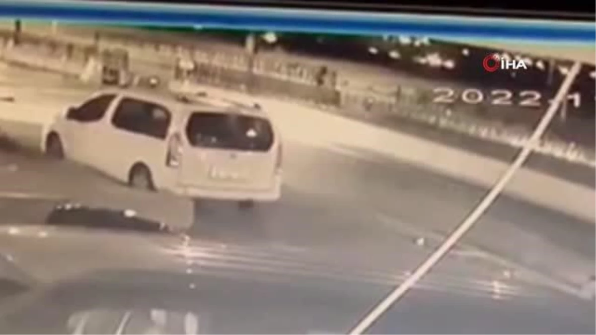 Polis aracı yolun karşısına geçmeye çalışan genç kıza çarptı...Kaza anı kamerada
