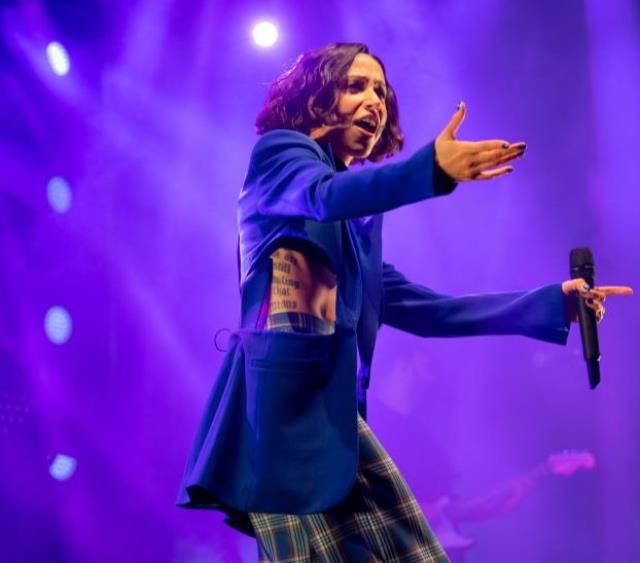 Sahnede yüzüne pet şişe fırlatılan Zeynep Bastık, konserini yarıda kesti