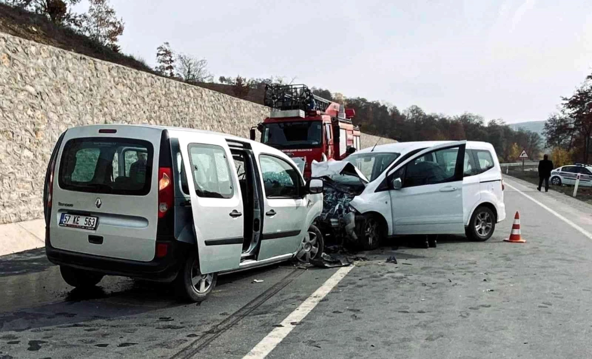 Samsun\'da 2 hafif ticari araç kafa kafaya çarpıştı: 1 ölü, 7 yaralı