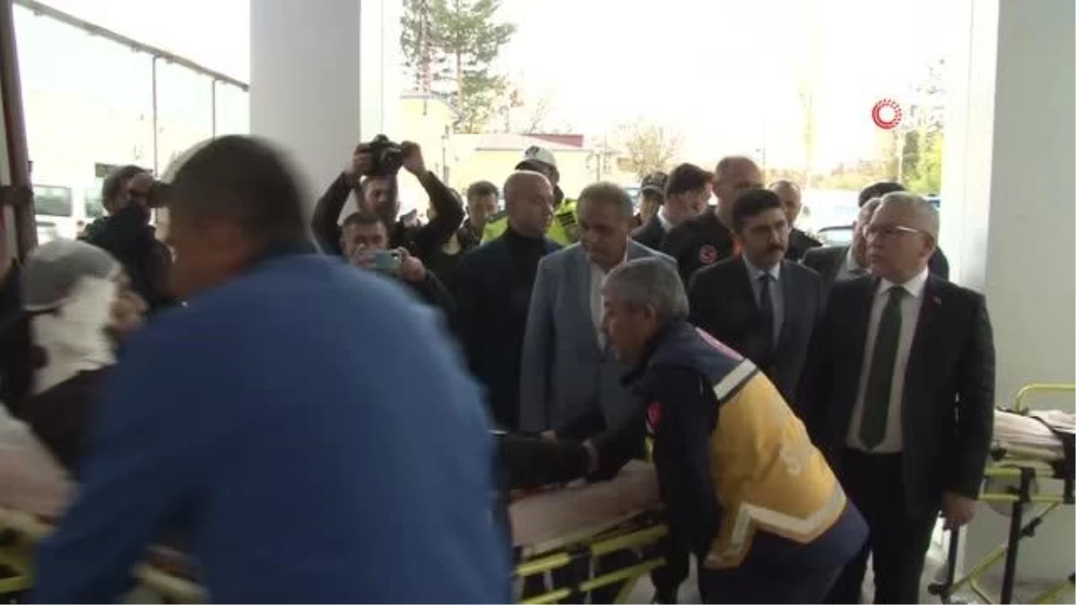 Sivas Valisi Yılmaz Şimşek\'ten otobüs kazası açıklaması: 2 ölü, 10\'u ağır 40 yaralı