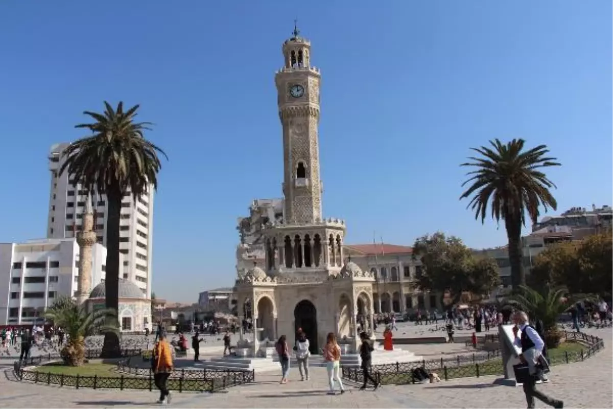 Tarihi Saat Kulesi'nin altındaki çeşmenin muslukları hırsızların hedefinde