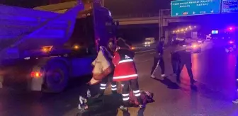 TEM'de akılalmaz kaza: Şakalaşırken motosikletten düştüler