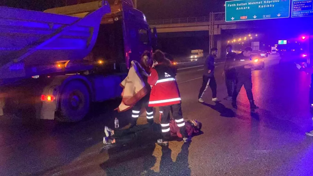 TEM'de akılalmaz kaza: Şakalaşırken motosikletten düştüler