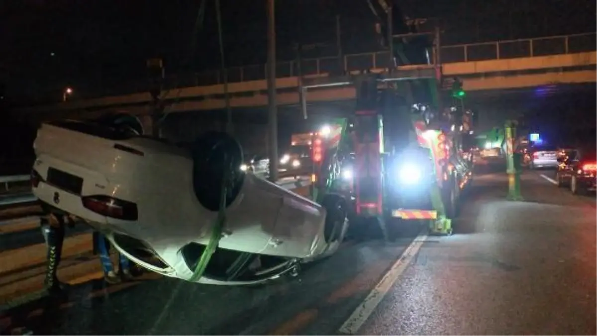 TEM'de emniyet şeridinde bekleyen araca otomobil çarptı: 1 yaralı