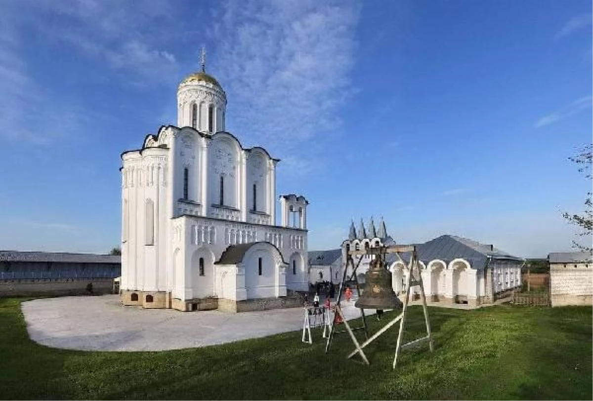 Ukrayna\'da 160 yıllık manastır, saldırılarda ağır hasar gördü