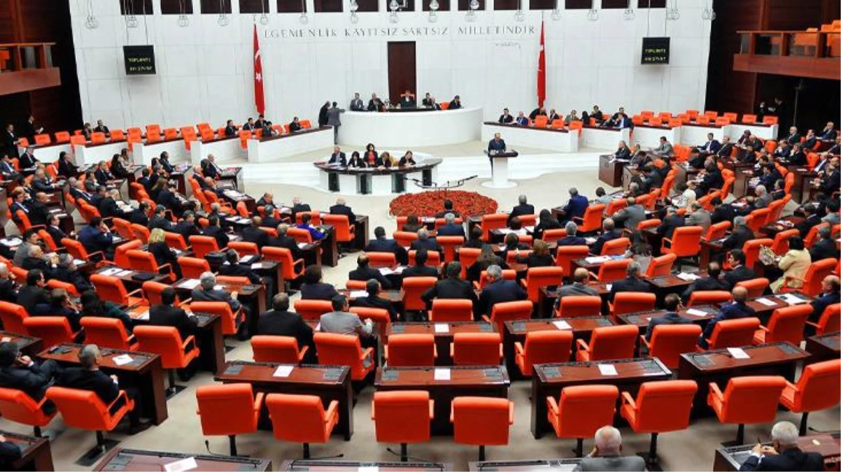 AK Parti\'den başörtüsüyle ilgili anayasa değişikliği teklifi açıklaması: Önümüzdeki haftalarda Meclis\'e gelecek