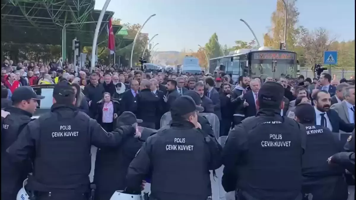 Alevilerden, Görüşmeler Öncesinde TBMM Önünde Protesto: 'Alevilik Torbaya Sığmaz Yasanızı Geri Çekin'