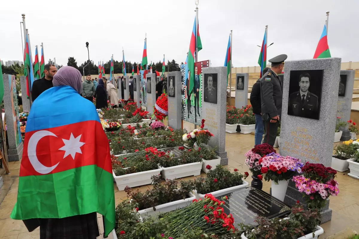 Azerbaycan'da Karabağ Zaferi'nin 2. yılında şehitler unutulmadı