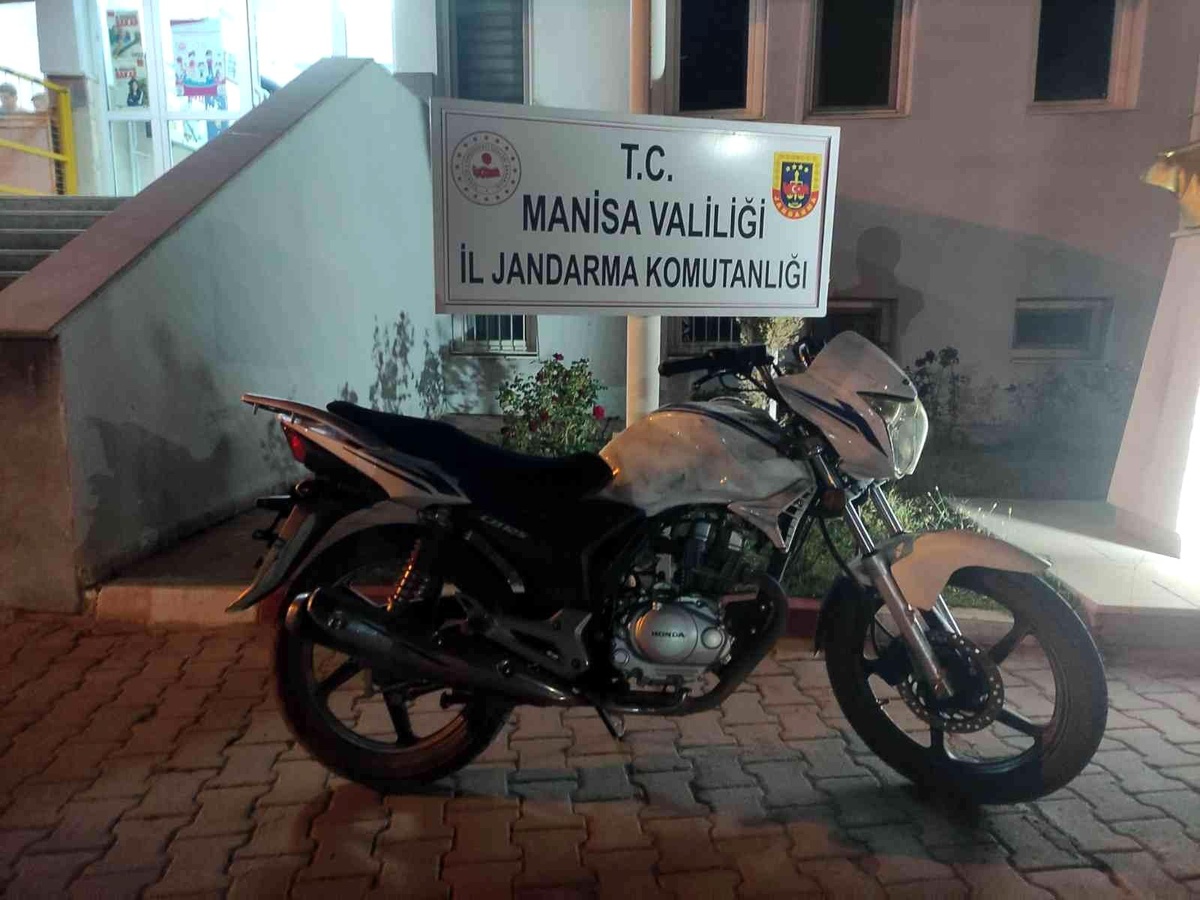 Çalınan motosiklet jandarma tarafından bulunarak sahibine teslim edildi