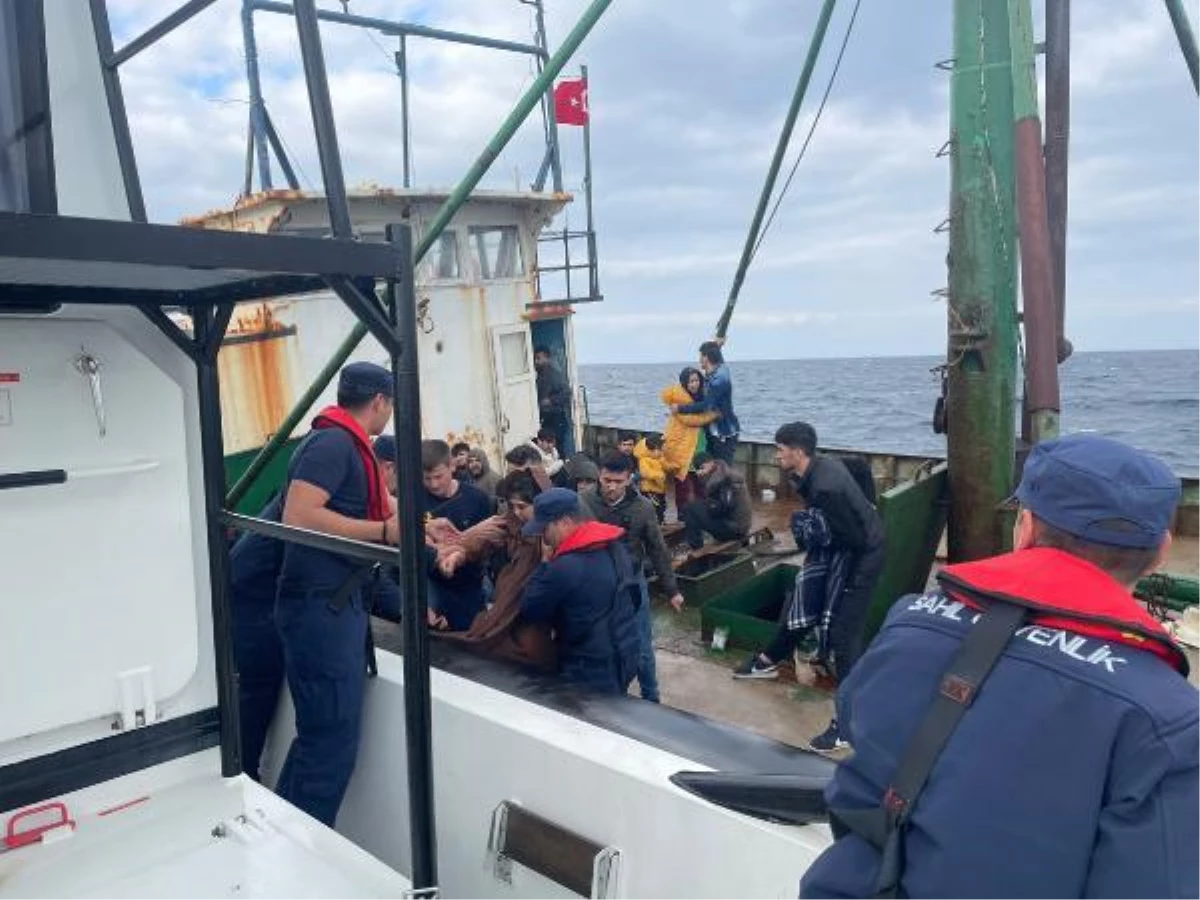 Çanakkale\'de balıkçı teknesiyle sürüklenen 149 kaçak göçmen kurtarıldı