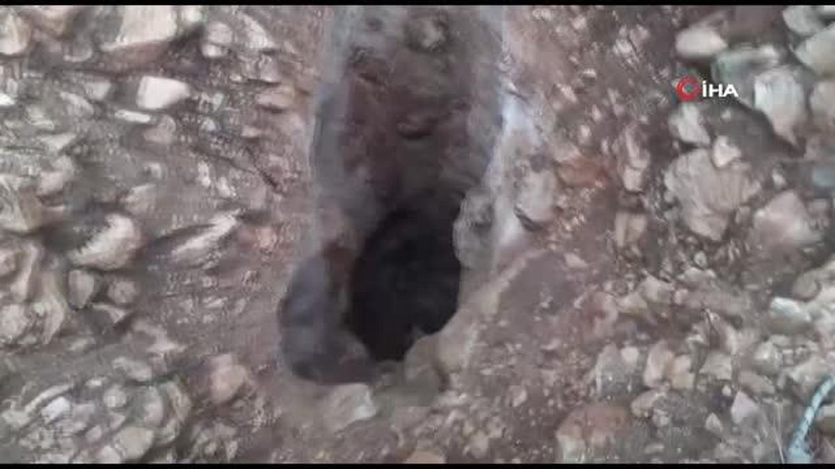 Definecilerin açtığı çukura düştü, itfaiye kurtardı