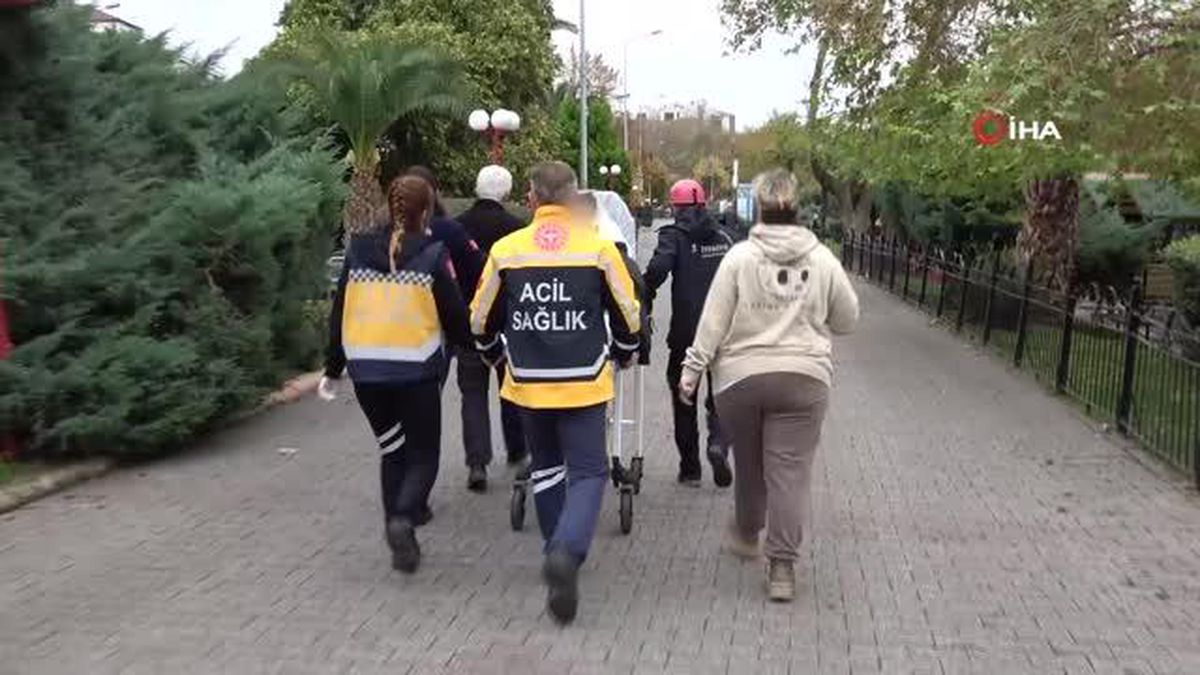 Denize atlayan genç kızı vatandaşlar kurtardı