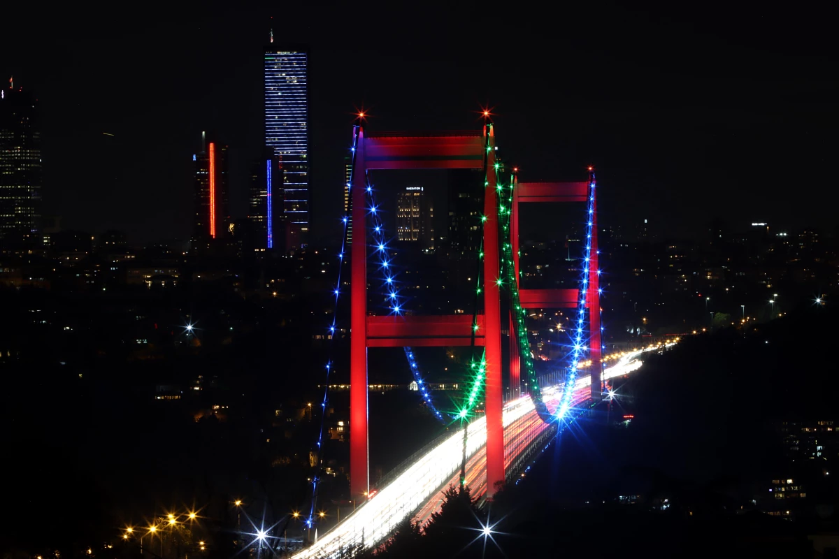 FSM ve Yavuz Sultan Selim köprüleri Azerbaycan bayrağının renkleriyle aydınlatıldı