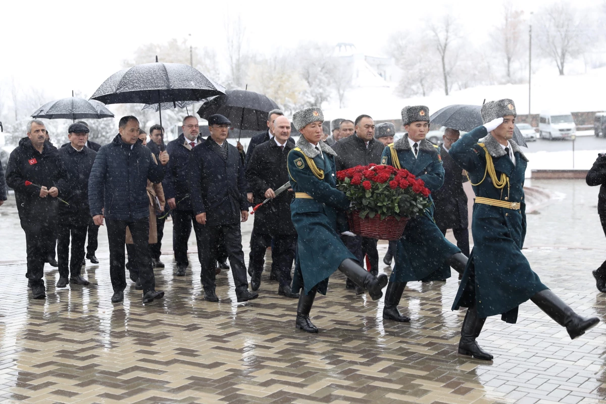 İçişleri Bakanı Soylu, Kırgızistan\'da Ata Beyit Anıtı\'nı ziyaret etti
