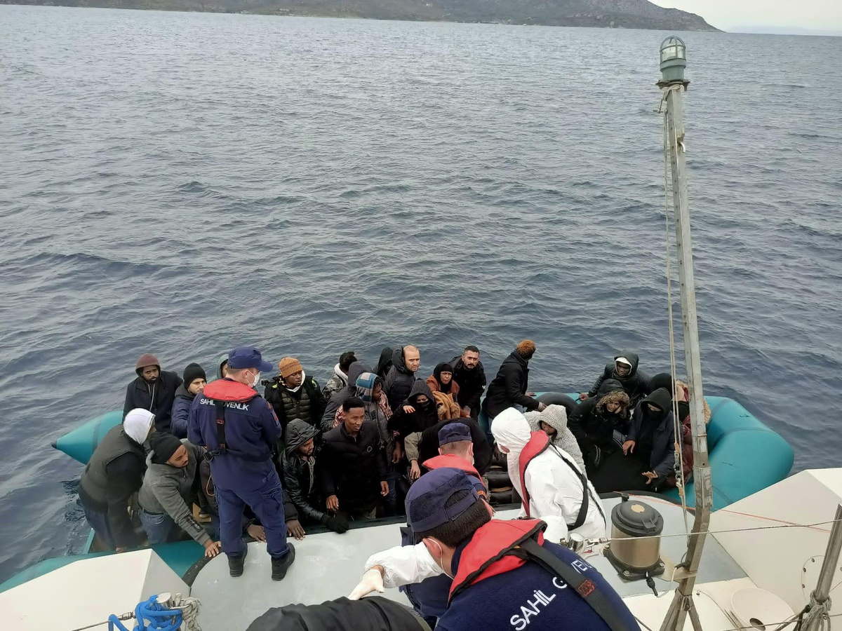 Kuşadası açıklarında geri itilen 38 düzensiz göçmen kurtarıldı