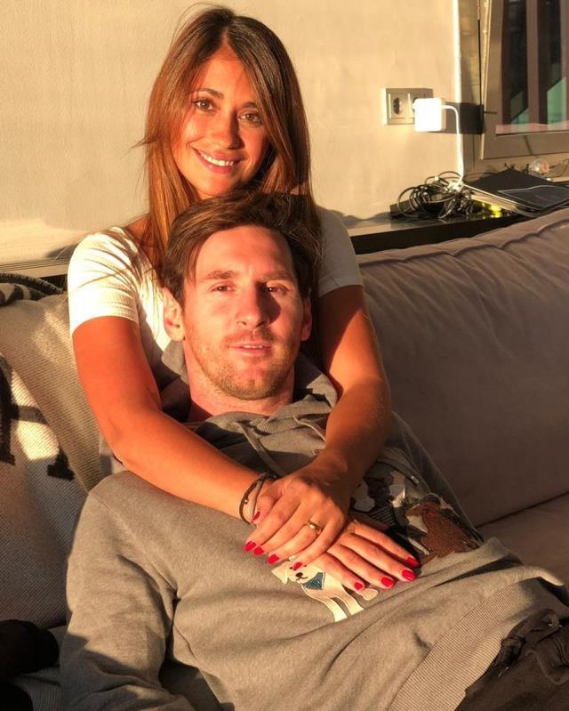 Messi'nin eşi Antonela Roccuzzo, derin göğüs dekolteli tulumuyla göz kamaştırdı
