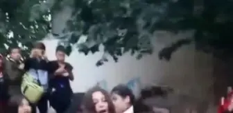 Ortaokul öğrencisi kızların saç saça kavgası kamerada