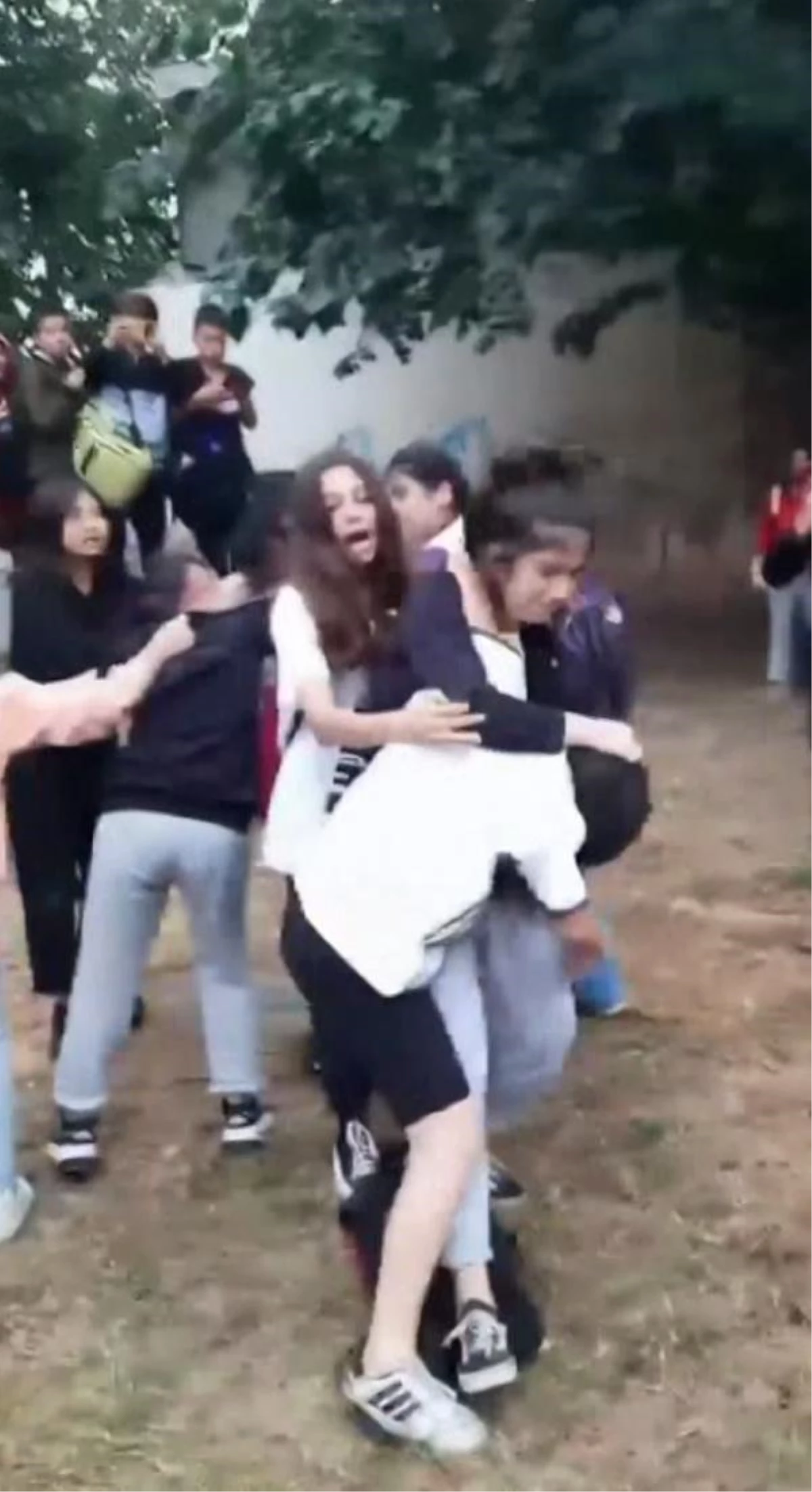 Ortaokul öğrencisi kızların saç saça kavgası kamerada