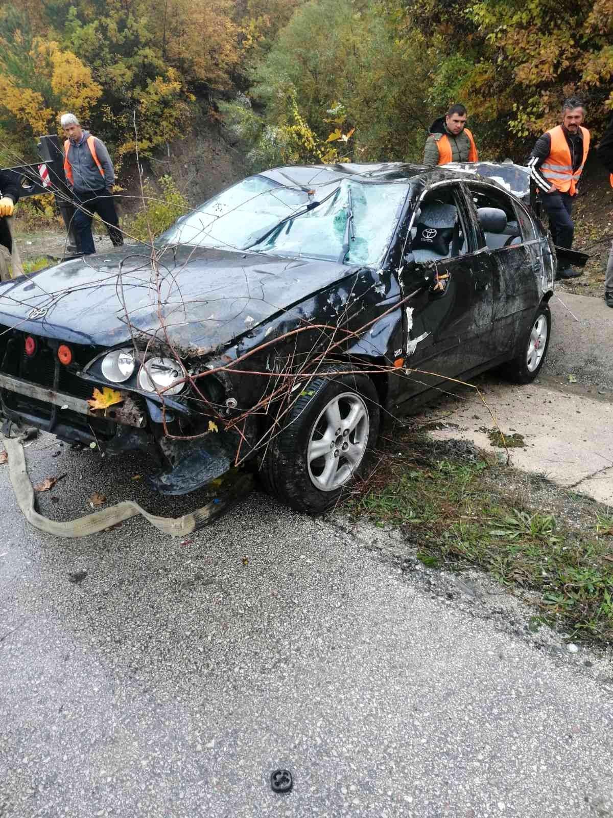 Otomobil dereye devrildi: 3 yaralı