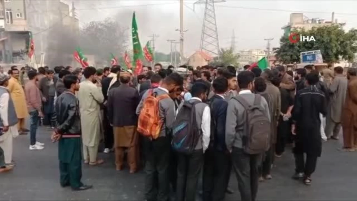 Pakistan\'da Khan destekçileri yolları kapattı