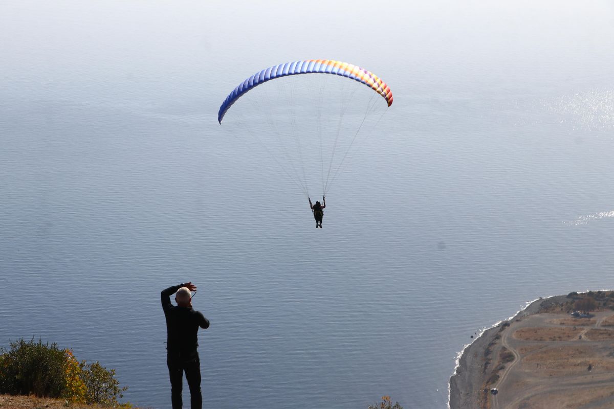 Paraşüt tutkunları Uçmakdere\'de sonbaharın keyfini yaşıyor