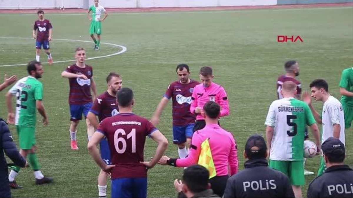 SPOR Trabzon\'da amatör maçta hakemlere bayrak direğiyle saldırı