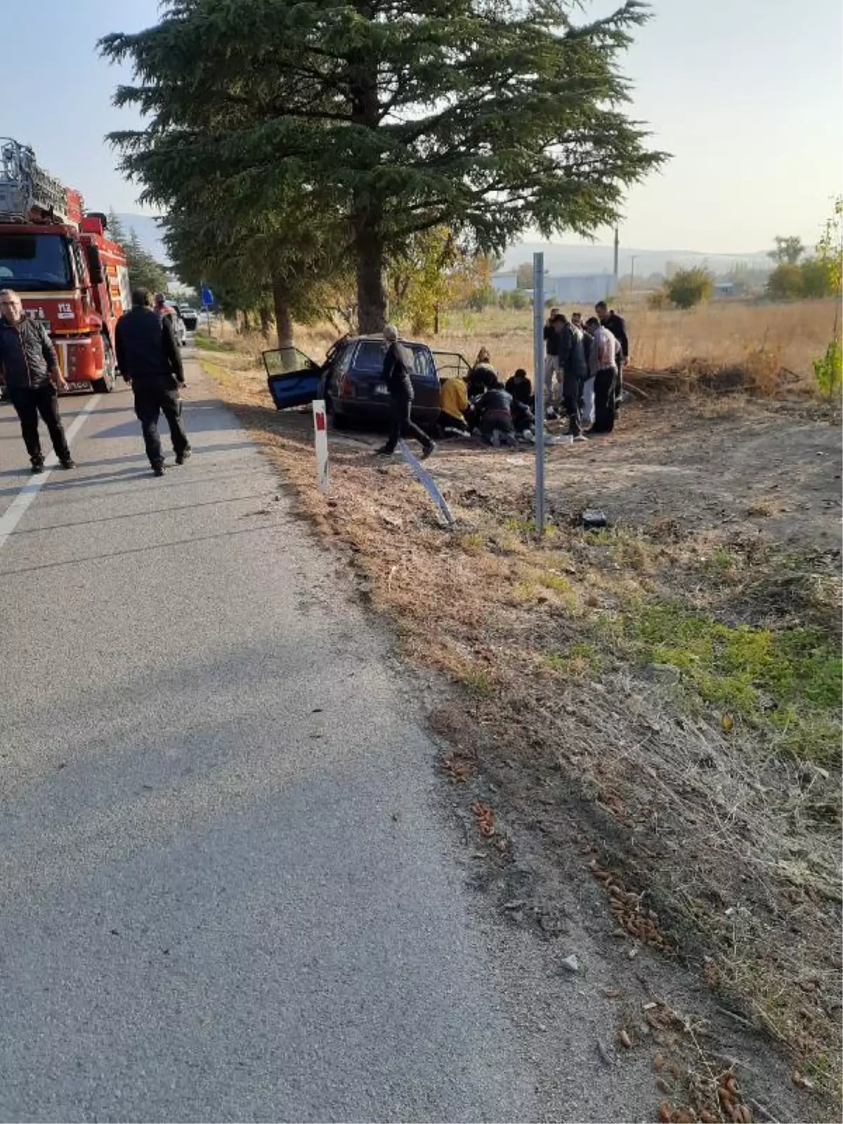 Ağaca çarpan otomobildeki 4 üniversite öğrencisinden biri öldü, 3\'ü yaralandı