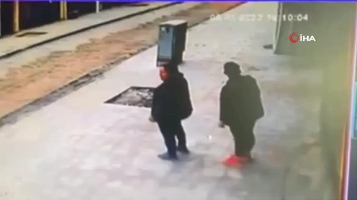 Yola dökülen kimyasal alev aldı, o anlar kameraya böyle yansıdı