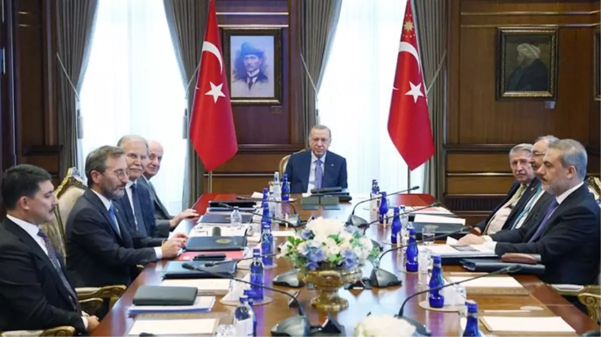 Yunan medyası Cumhurbaşkanı Erdoğan\'ın yanındaki ismi işaret etti: Varlığı endişe verici