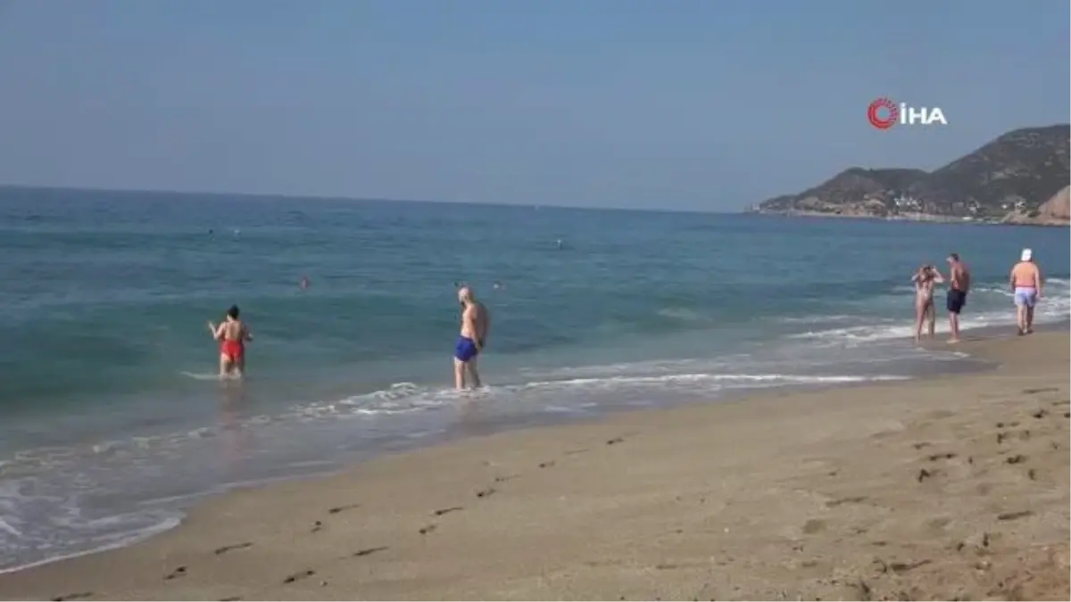 Yurtta soğuk hava etkili olurken Alanya\'da deniz keyfi yaptılar