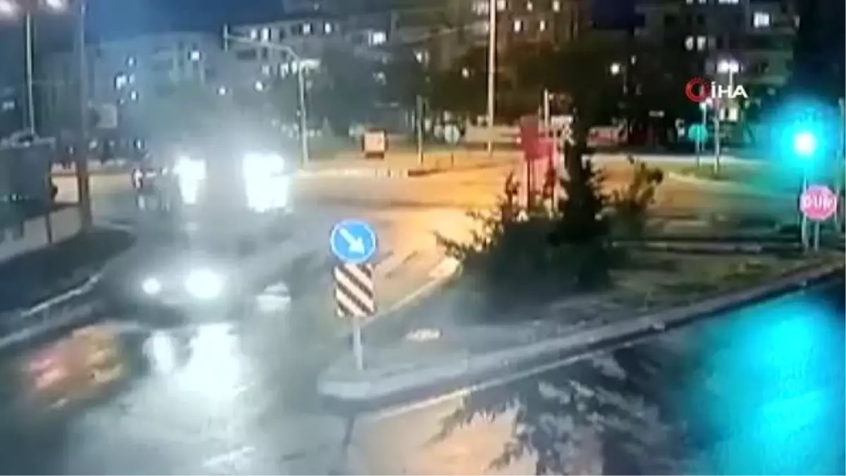 Zincirleme kazada yayalar ölümden döndü...O anlar kamerada