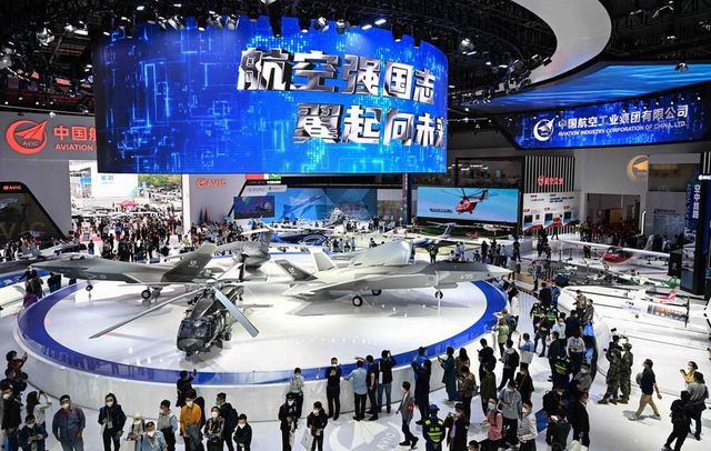 Airshow China'da Sergilenen Çeşitli Uçak ve Ekipmanlar