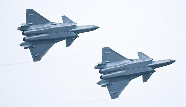 Airshow China'da Sergilenen Çeşitli Uçak ve Ekipmanlar