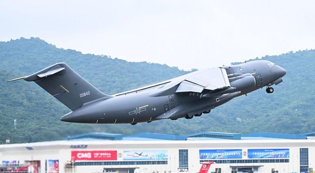 Airshow China'da Sergilenen Çeşitli Uçak ve Ekipmanlar