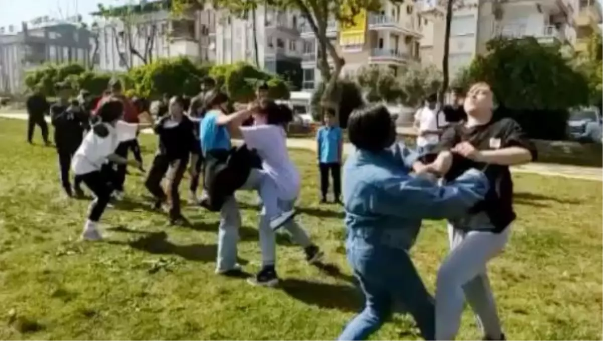 Antalya'da ortaokullu kızlar saç saça kavga etti