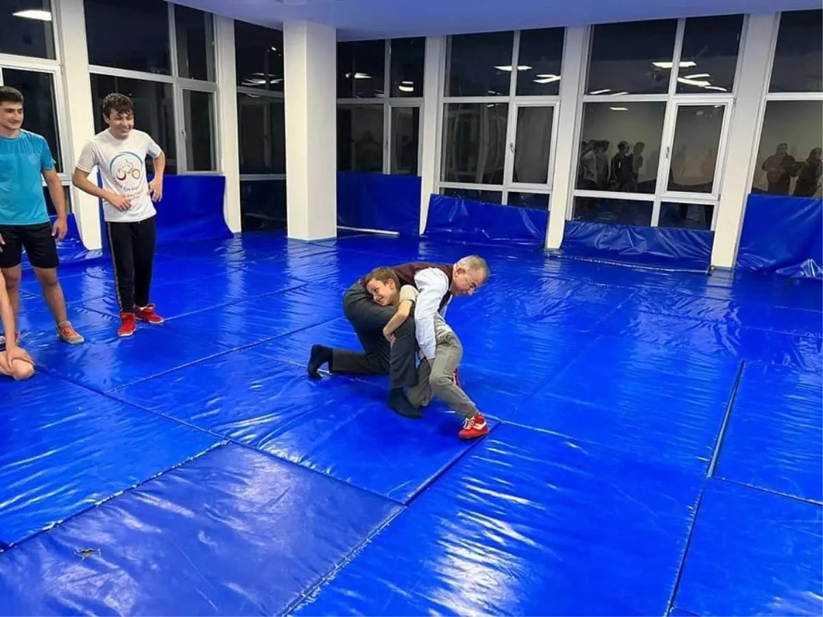 Artvin Valisi Doruk, ziyaret ettiği spor salonunda 9 yaşındaki sporcuyla güreşti