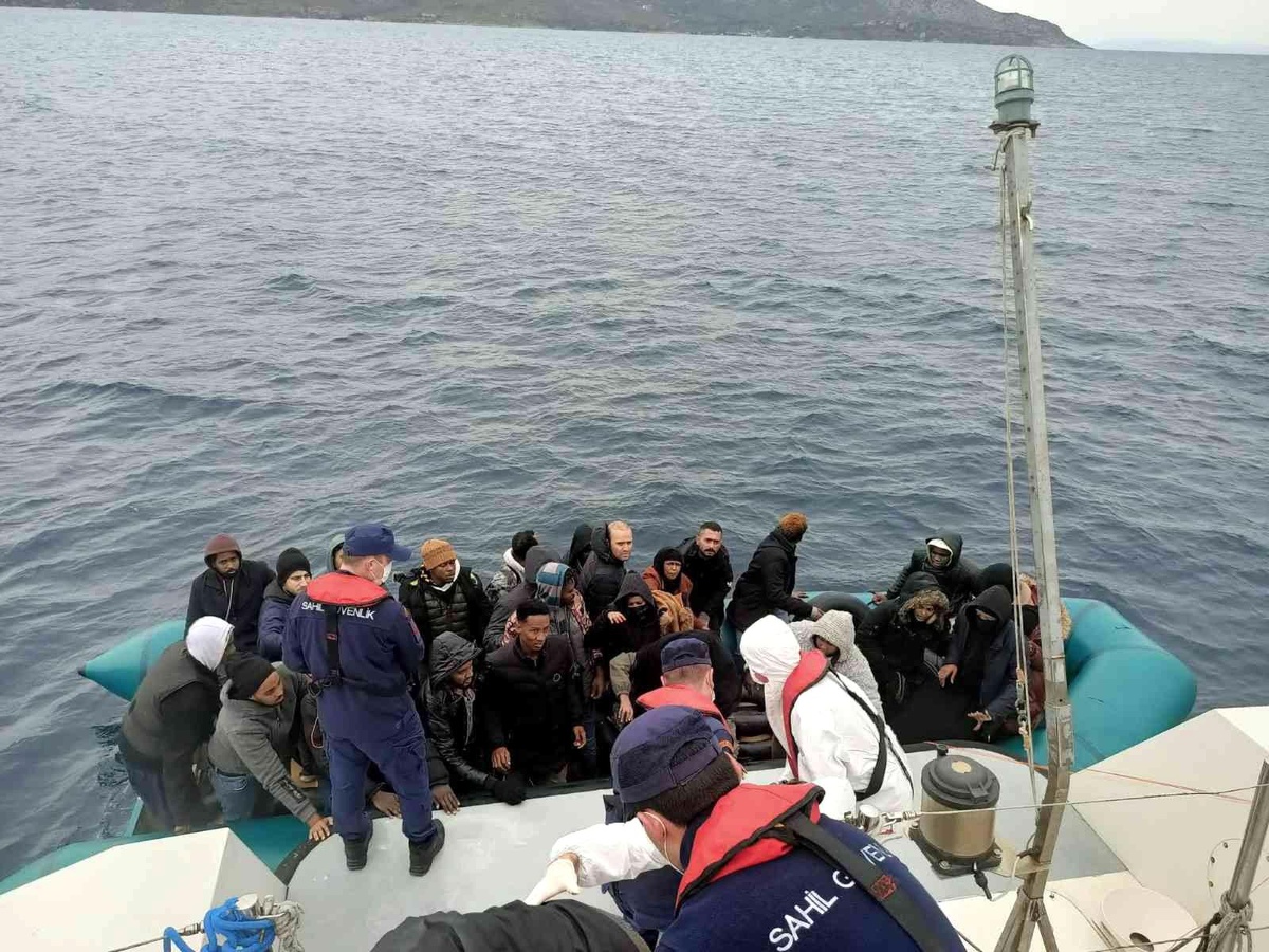 Aydın\'da 38 düzensiz göçmen kurtarıldı, 1 göçmen kaçakçısı yakalandı