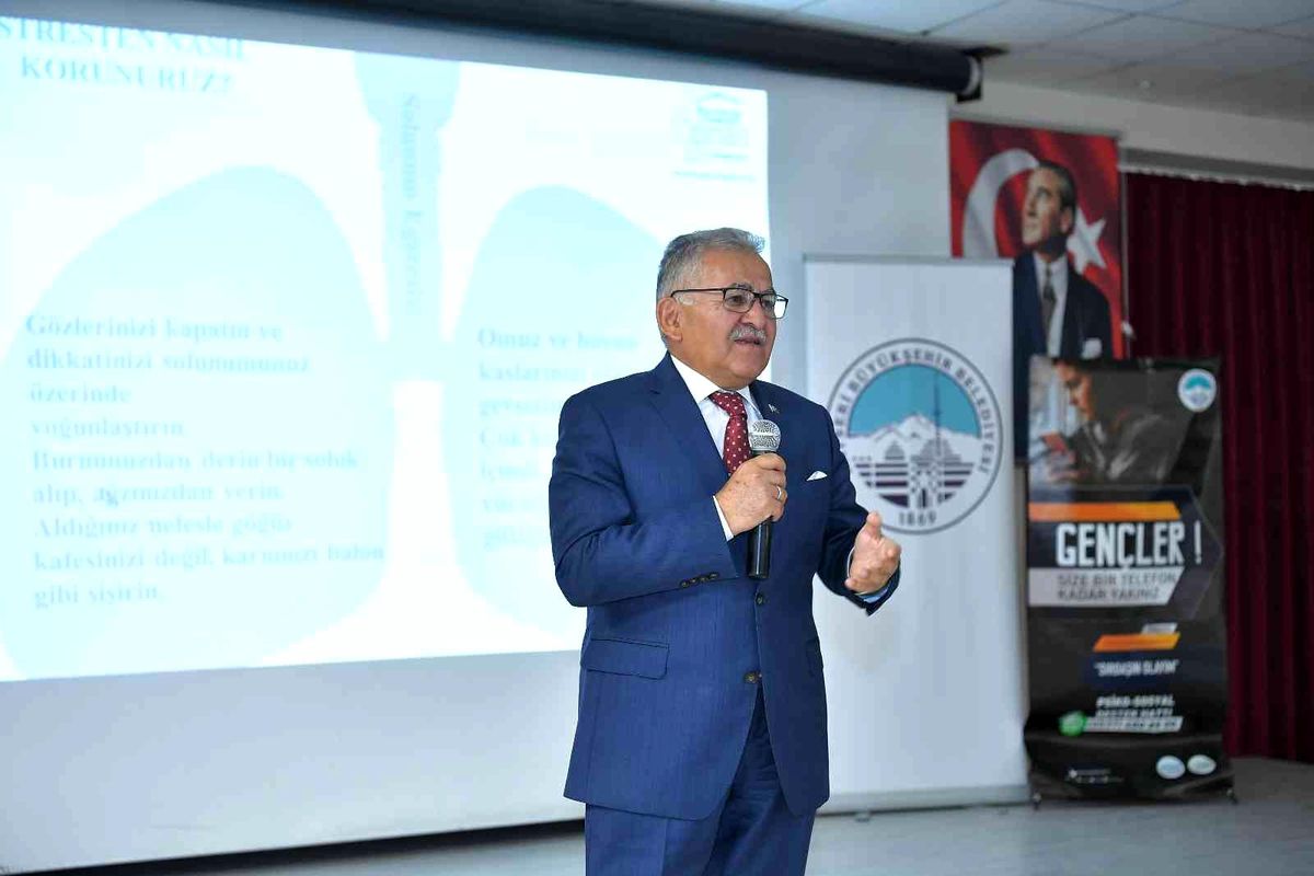 Başkan Büyükkılıç, Yeşilhisar\'da muhtarlara yönelik düzenlenen eğitim seminerine katıldı