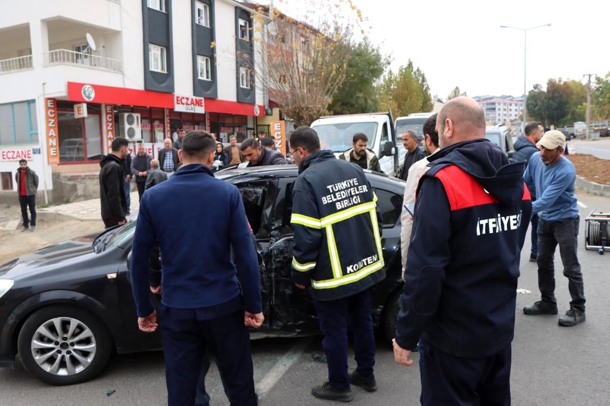 Bingöl\'de tır ile otomobil çarpıştı: 2 yaralı