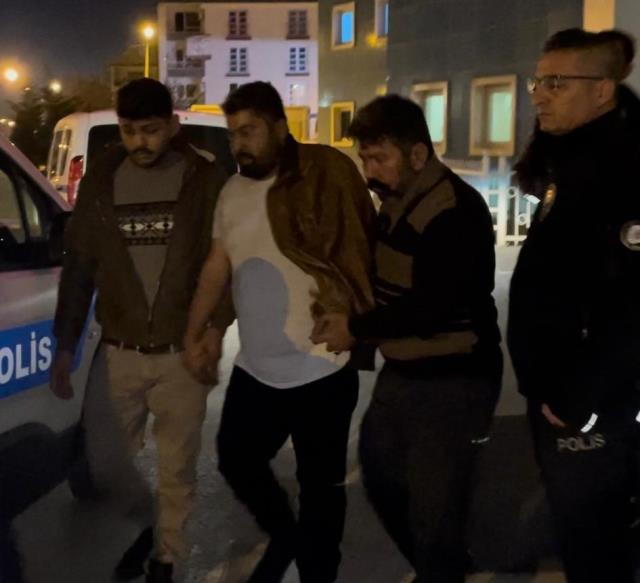 Bu acıya yürek dayanmaz! Yangında can veren 6 evladının ve eşinin cenazelerini böyle bekledi Bu acıya yürek dayanmaz! Yangında can veren 6 evladının ve eşinin cenazelerini böyle bekledi