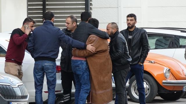 Bu acıya yürek dayanmaz! Yangında can veren 6 evladının ve eşinin cenazelerini böyle bekledi Bu acıya yürek dayanmaz! Yangında can veren 6 evladının ve eşinin cenazelerini böyle bekledi